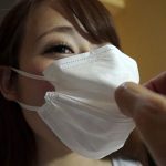 マスクで顔バレ防止! 人妻の成海さやかさんをお持ち帰りデート