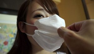 マスクで顔バレ防止! 人妻の成海さやかさんをお持ち帰りデート