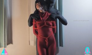 縄で縛られた彼女の全身タイツを見てください。黒崎さく